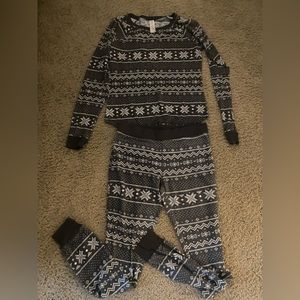 Women’s gray snowflake pajamas size large
